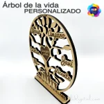 Perfil lateral del producto de Árbol de la vida con nombre grabado en madera para colocar sobre la mesa. Ideal para regalar.