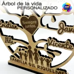 Detalla del producto de Árbol de la vida con nombre grabado en madera para colocar sobre la mesa. Ideal para regalar.