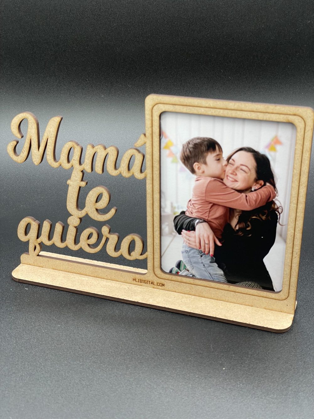 Captura el amor eterno con nuestro Cuadro en Madera para el Día de la Madre. Personalizado con tu foto favorita y el tierno mensaje 'Mamá, te quiero', este regalo artesanal es perfecto para demostrar cuánto la aprecias. Dimensiones: 22x15.5cm, profundidad 4.5cm. Ideal para cualquier rincón del hogar.