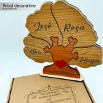 Árbol genealógico familiar con hojas marrones para decoración de hogar sobre caja de embalaje. El regalo perfecto.